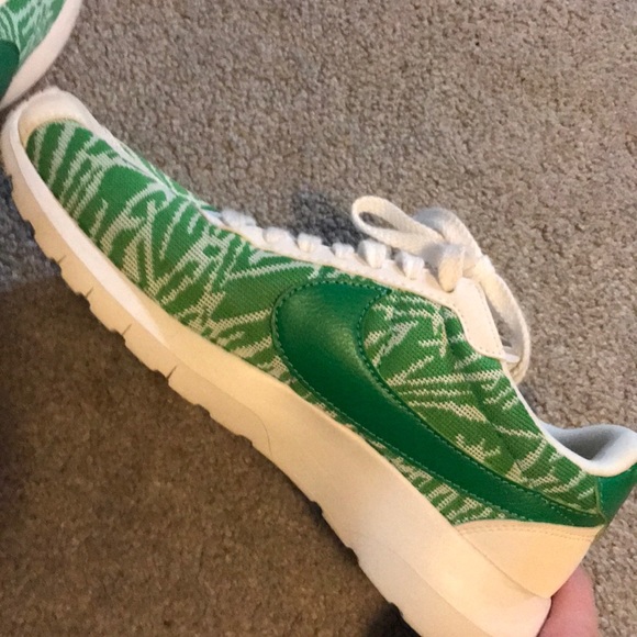 Nike Green x White tennis shoes - Picture 2 of 3